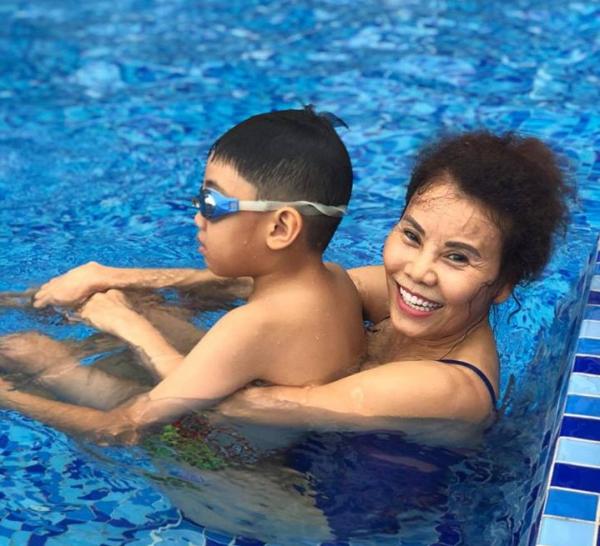Hình ảnh mẹ đẻ Hồ Ngọc Hà vui vẻ bên các cháu.    