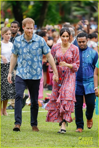 Trong khi Hoàng tử Harry mặc áo sơ mi in họa tiết lá, Công nương Meghan Markle lại 