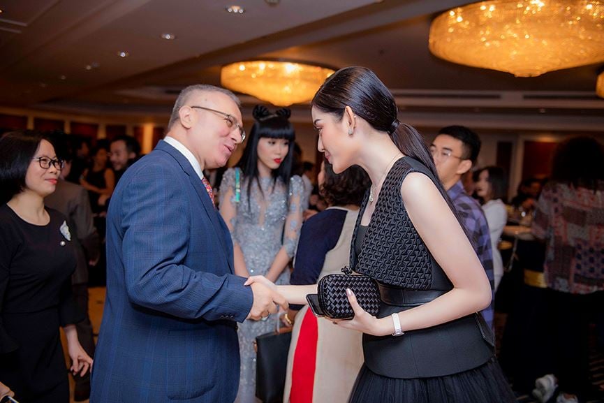  Á hậu Huyền My nhận được sự khen ngợi của ngài đại sứ.  