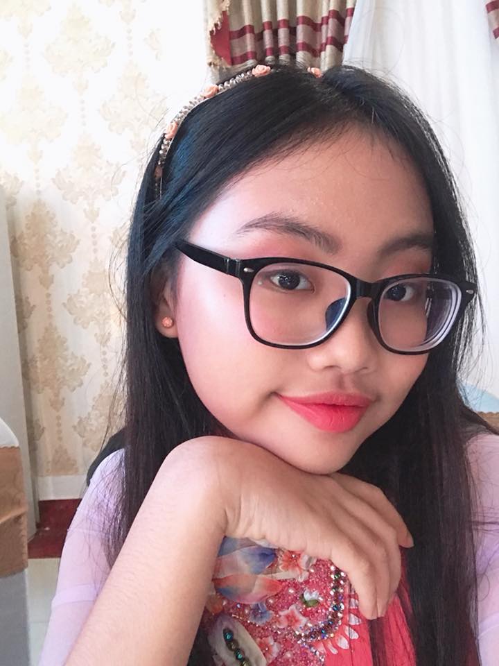 Ngoài chất giọng ngọt ngào truyền cảm, chuyện cô bé dân ca ăn mặc, trang điểm thế nào cũng là điều được khán giả quan tâm và từng là đề tài nhiều người bàn tán trong một thời gian dài.    