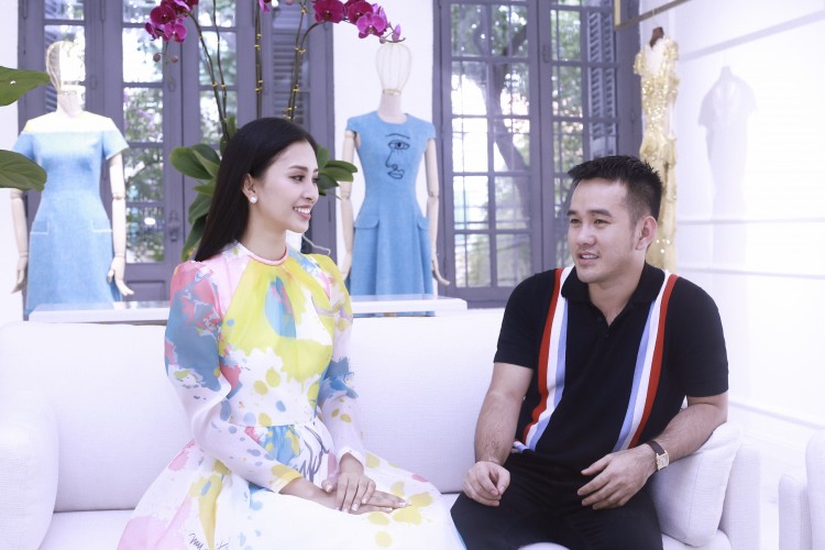 Cô chăm chú lắng nghe những chia sẻ hữu ích của Lê Thanh Hoà để “bỏ túi” cho mình những kinh nghiệm quý báu về cách lựa chọn quần áo sao cho phù hợp.  