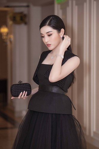 Xuất hiện tại sự kiện, Á hậu Huyền My gây chú ý khi diện cả 