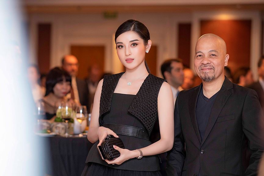 Bộ váy xoè của NTK Công Trí gây ấn tượng với phần cách điệu ở eo, kết hợp cùng áo khoác mang lại vẻ ngoài mới mẻ và hiện đại cho nàng Á hậu sinh năm 1995.  