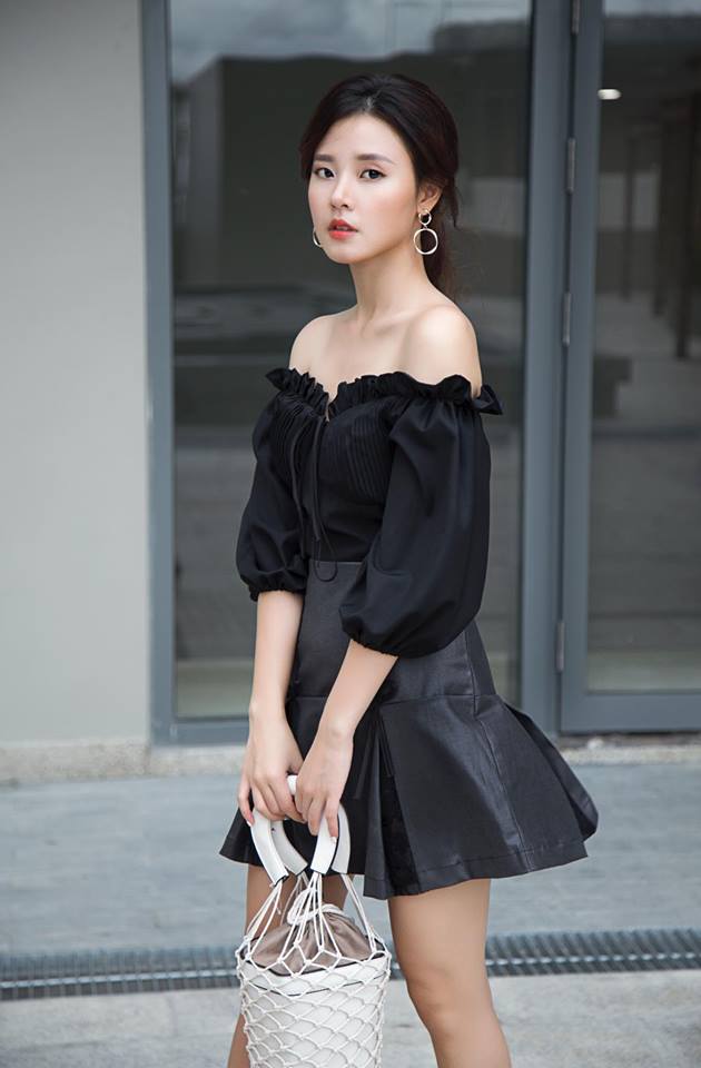 Chiếc đầm đen trễ vai giúp Midu khoe bờ vai thon nuột nà.    