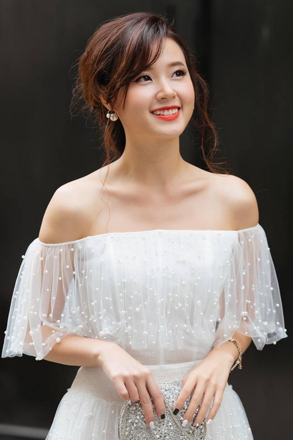 Với chiếc đầm trắng trễ vai này, Midu được nhận xét là có vẻ đẹp mong manh sương khói như thần tiên tỷ tỷ.    