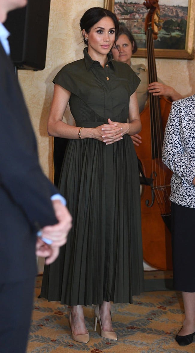 Trước đó ít ngày, công nương xứ Sussex Anh Quốc Meghan Markle đã chứng tỏ cho cả thế giới thấy được, cô quả là bậc thầy trong làng thời trang công du. Trong bữa trà chiều tại Tòa đô đốc Hải quân, công nương lại tiếp tục 