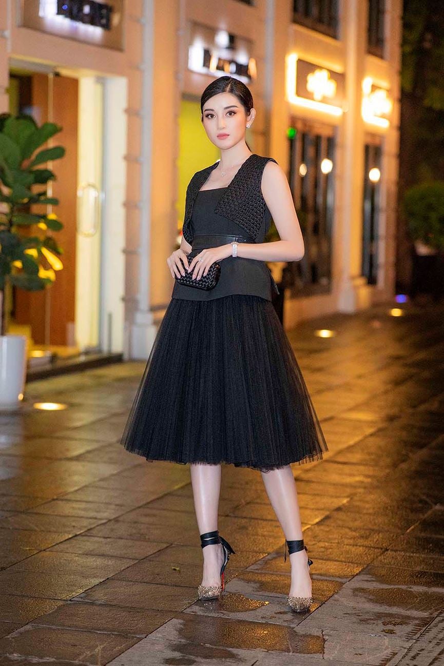 Á hậu cũng biết cách gây chú ý khi dử dụng loạt phụ kiện đẳng cấp và đắt giá.  
