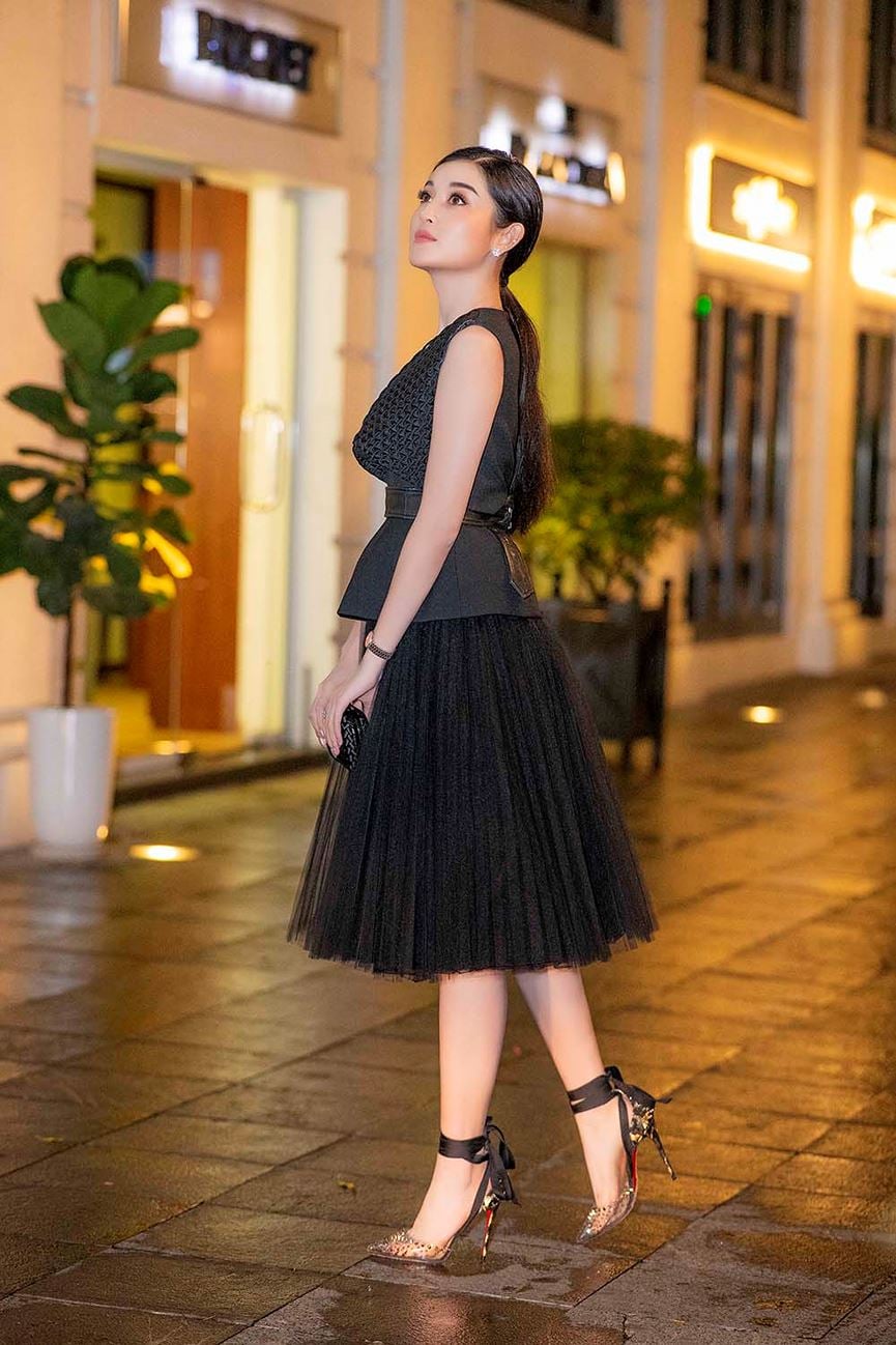 Để phù hợp với bộ váy đen sang trọng, Huyền My sử dụng đồng hồ và Shbet111 kèo cá cược world cup màu bạc của Piaget.   