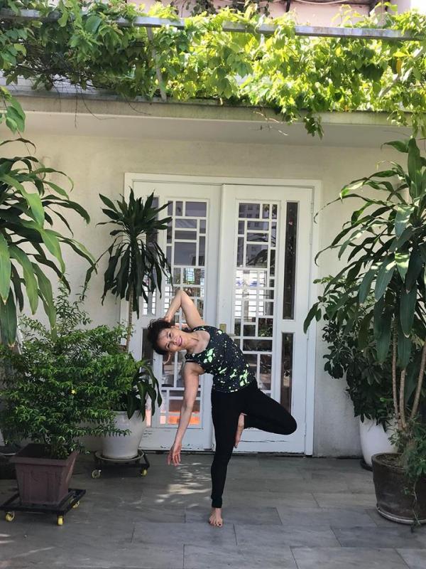Mẹ của Hà Hồ có thể tập luyện yoga ở bất cứ đâu. Ngắm những động tác của bà ngoại Subeo khiến nhiều người trầm trồ, nể phục.    