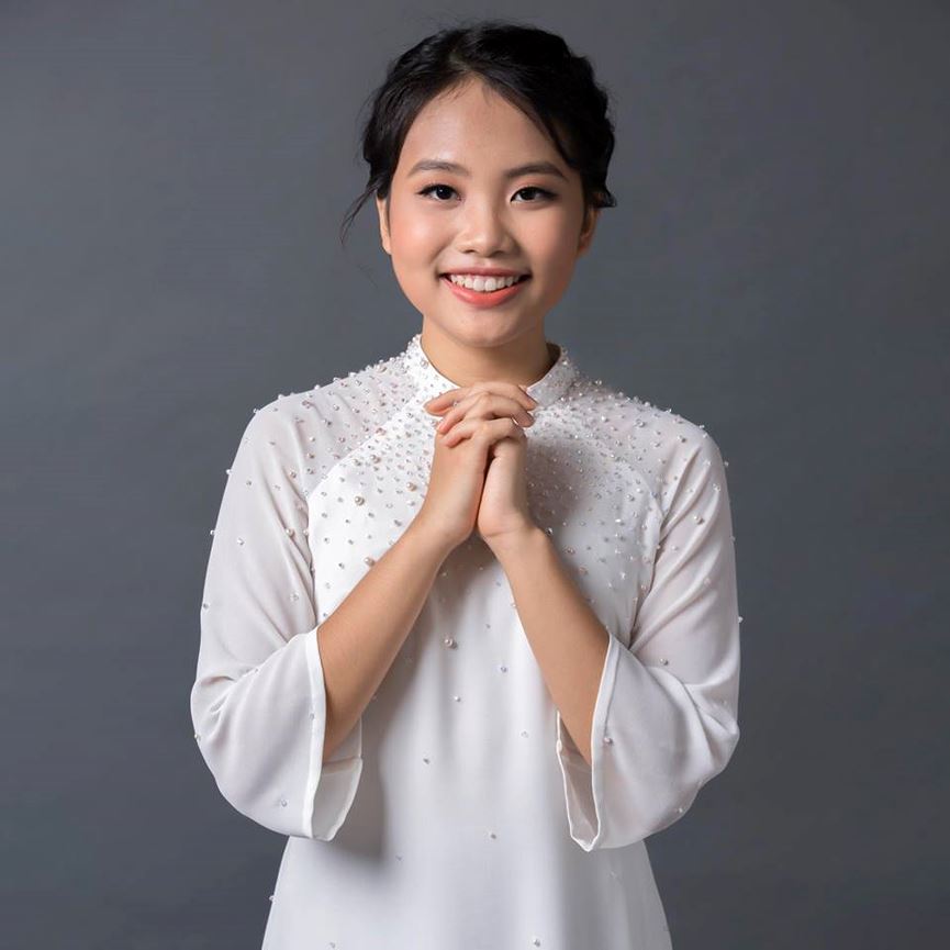 Trong những lần xuất hiện gần đây trước công chúng Phương Mỹ Chi thường xuyên trang điểm đậm.  