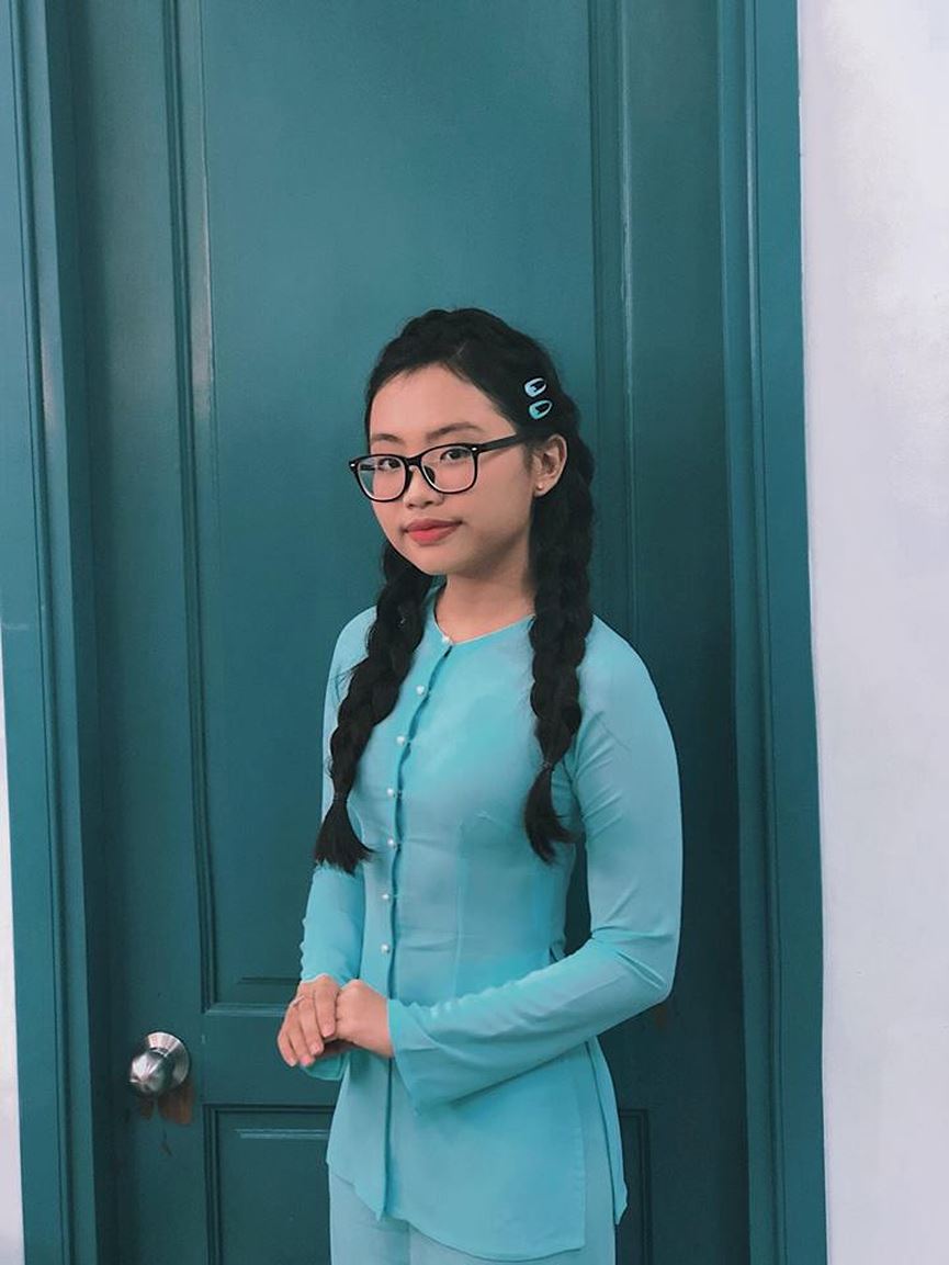 Vóc dáng cô bé dân ca Phương Mỹ Chi đã bắt đầu xuất hiện những đường cong thiếu nữ.  