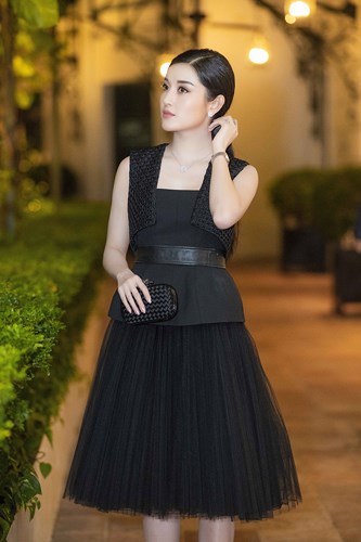 Sau 4 năm đăng quang Á hậu, đến nay Huyền My vẫn giữ được sức hút của mình. Người đẹp không chỉ ngày càng hoàn thiện vẻ ngoài mà phát triển tài năng trên nhiều lĩnh vực khác nhau như phim ảnh, thời trang, MC…  