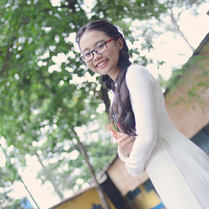 Cô bé hát dân ca năm nào giờ đây đã trở thành 1 thiếu nữ vô cùng duyên dáng.