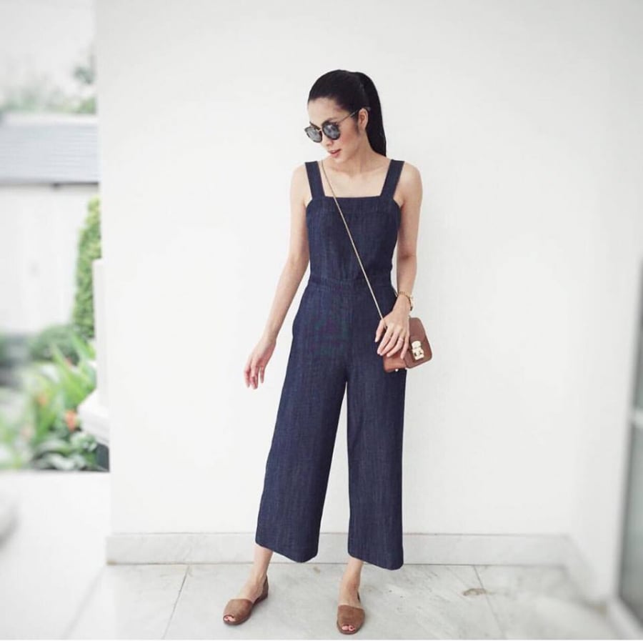 Bộ jumpsuit đơn giản nhưng thời thượng mix thêm chiếc túi hiệu Furla cùng giầy bệt ton-sur-ton.    