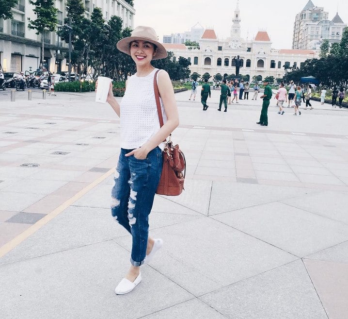  Hà Tăng khỏe khoắn, năng động với jeans rách, mũ phớt và túi bucket của Ralph Lauren được nhiều sao Việt yêu thích. Giá chiếc túi này khoảng 50 triệu đồng.    