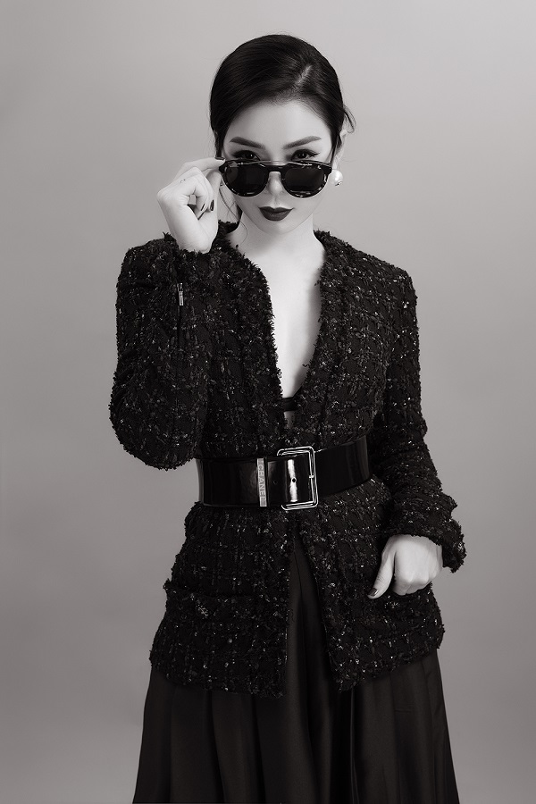 Cô cũng tự làm stylist cho mình từ việc chọn áo, quần, váy đến những phụ kiện đi kèm.  
