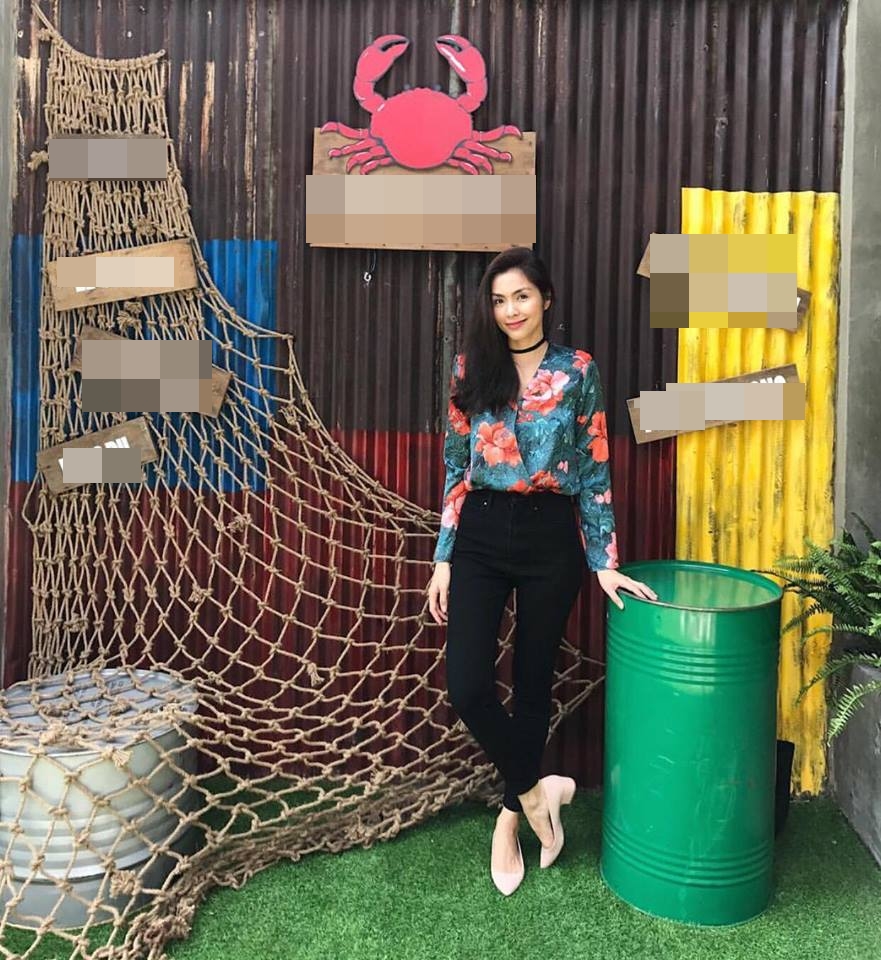 Thương hiệu thời trang bình dân cũng được bà mẹ hai con lăng xê nhiệt tình trong street style đời thường.    