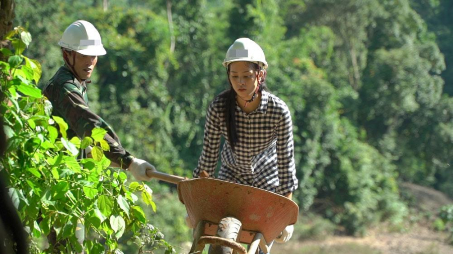 Mỹ nhân sinh năm 2000 bắt tay vào thực hiện những công việc nặng nhọc để có thể giúp đỡ bà con đang gặp khó khăn.     
