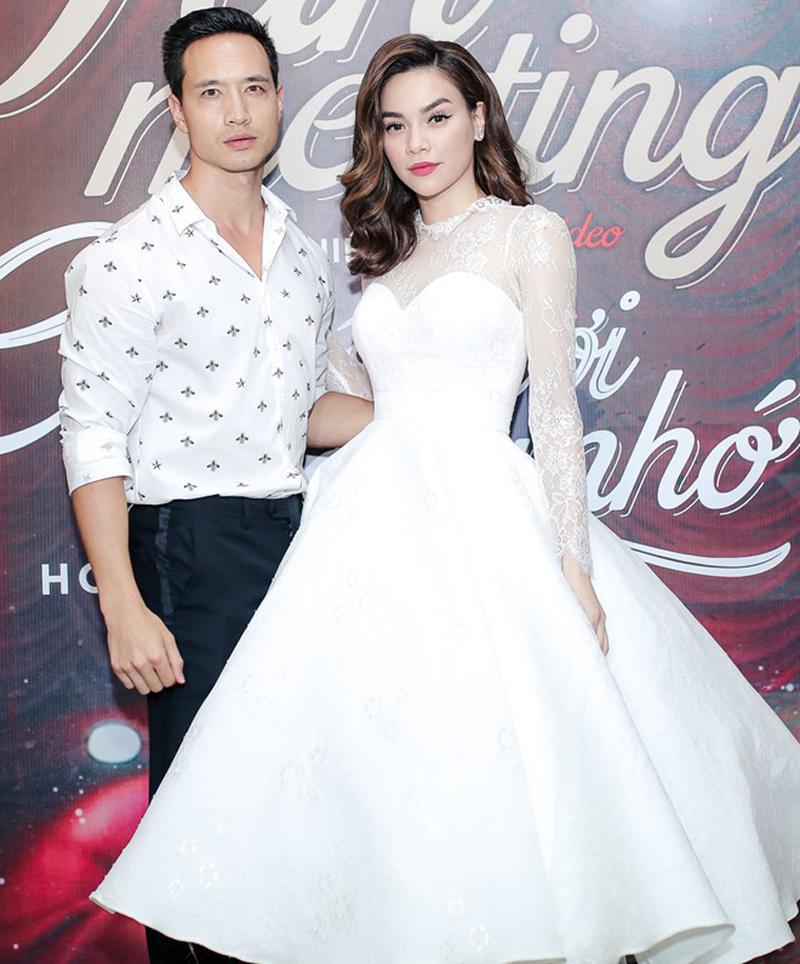 Cặp đôi tông xuyệt tông với gam màu trắng, trong khi nửa kia hóa quý cô cổ điển với váy xòe bồng yêu kiều thì Kim Lý chọn phong cách tươi trẻ với sơ mi họa tiết.    