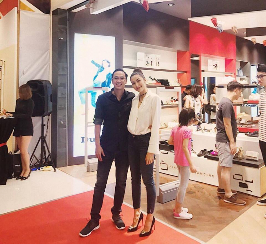 Nữ diễn viên ưa chuộng công thức mix đồ sơ mi, quần jeans thoải mái nhưng không hề kém phần sanh chảnh khi kết hợp giầy cao gót mũi nhọn.    