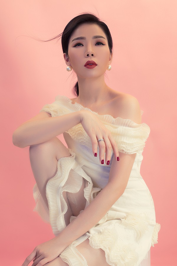 “Tôi nghĩ rằng, phụ nữ dù ở độ tuổi nào đi nữa, việc giữ gìn vóc dáng, nhan sắc là điều vô cùng quan trọng. Đẹp ở đây không chỉ đơn thuần là cái đẹp về ngoại hình. Một phụ nữ dù béo hay gầy nhưng tinh thần luôn sảng khoái, lạc quan, yêu đời thì vẫn là đẹp”, cô chia sẻ.  