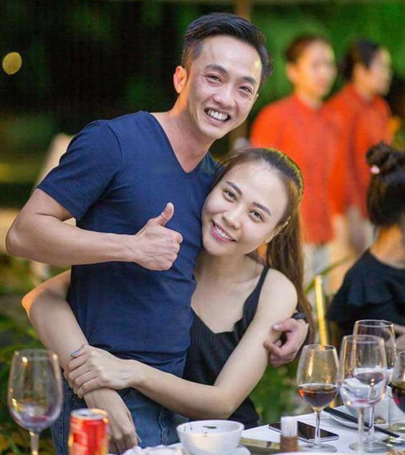 Bình thường, cả 2 xuất hiện với hình ảnh phóng khoáng, thoải mái với những món đồ tối giản. Áo phông là kiểu đồ Cường Đô la ưa chuộng nhất khi sánh đôi bên bạn gái.    