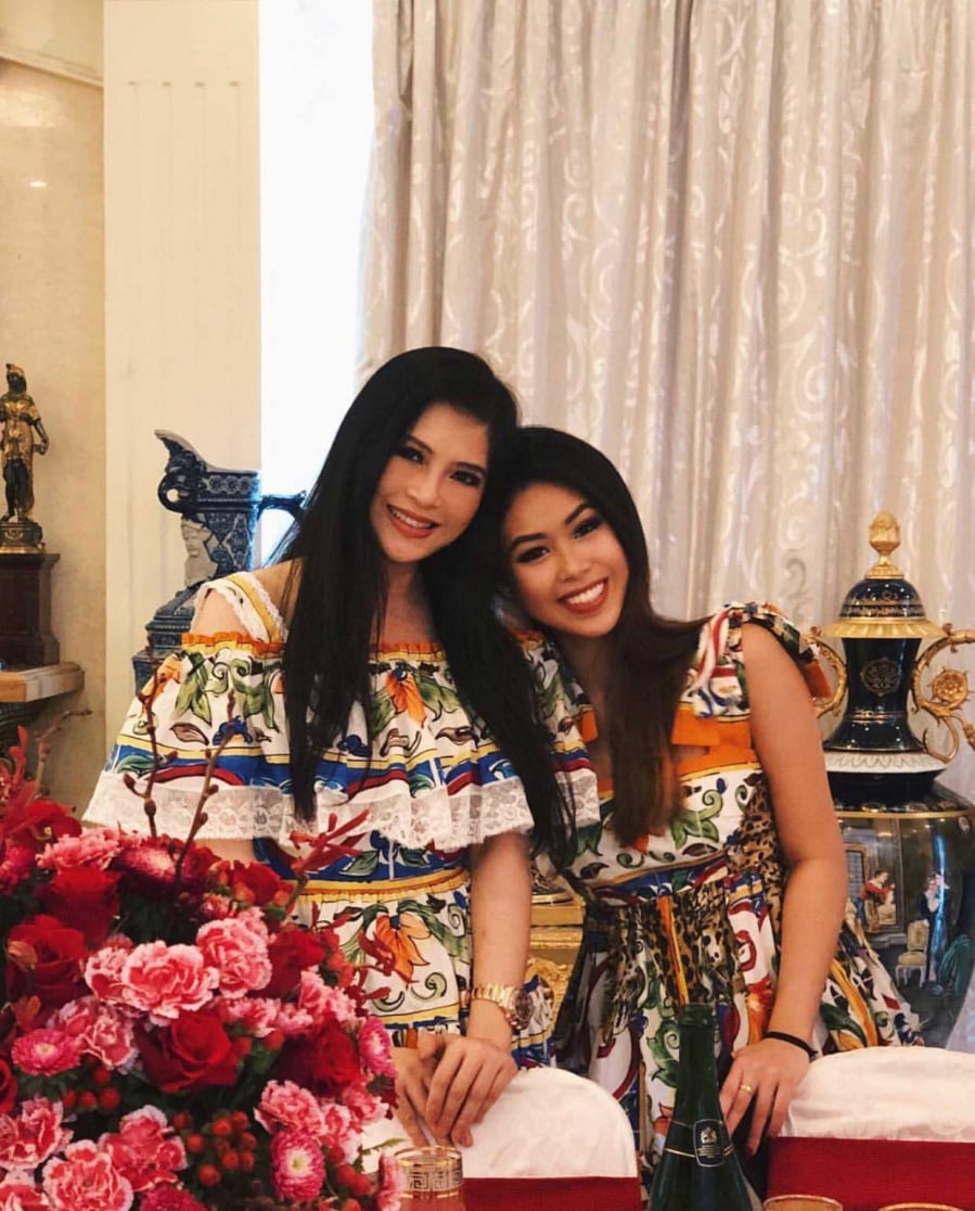 2 chiếc váy với hoạ tiết hoa bắt mắt đến từ bộ sưu tập xuân hè của thương hiệu Dolce & Gabanna.    