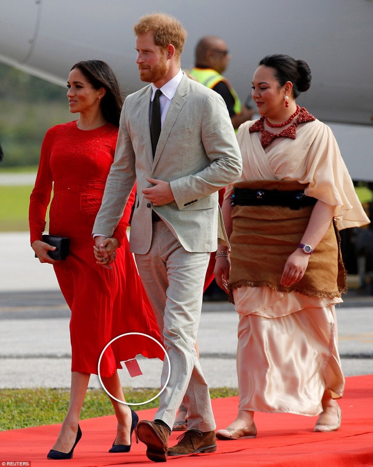 Tuy nhiên chắc do sự bất cẩn nào đó mà Meghan Markle đã để lộ ra việc chiếc váy này chưa được cắt mác.