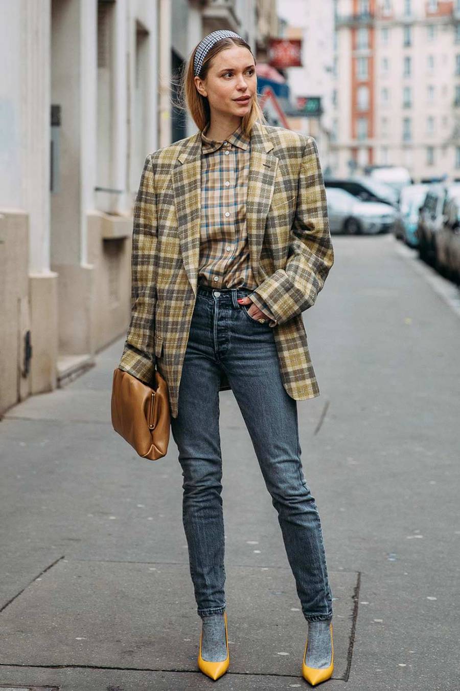 Khéo léo kết hợp những món đồ kẻ ô cùng chất liệu trung hòa như denim hoặc quần da là cách đơn giản nhất để bắt đầu với họa tiết thời trang này.    