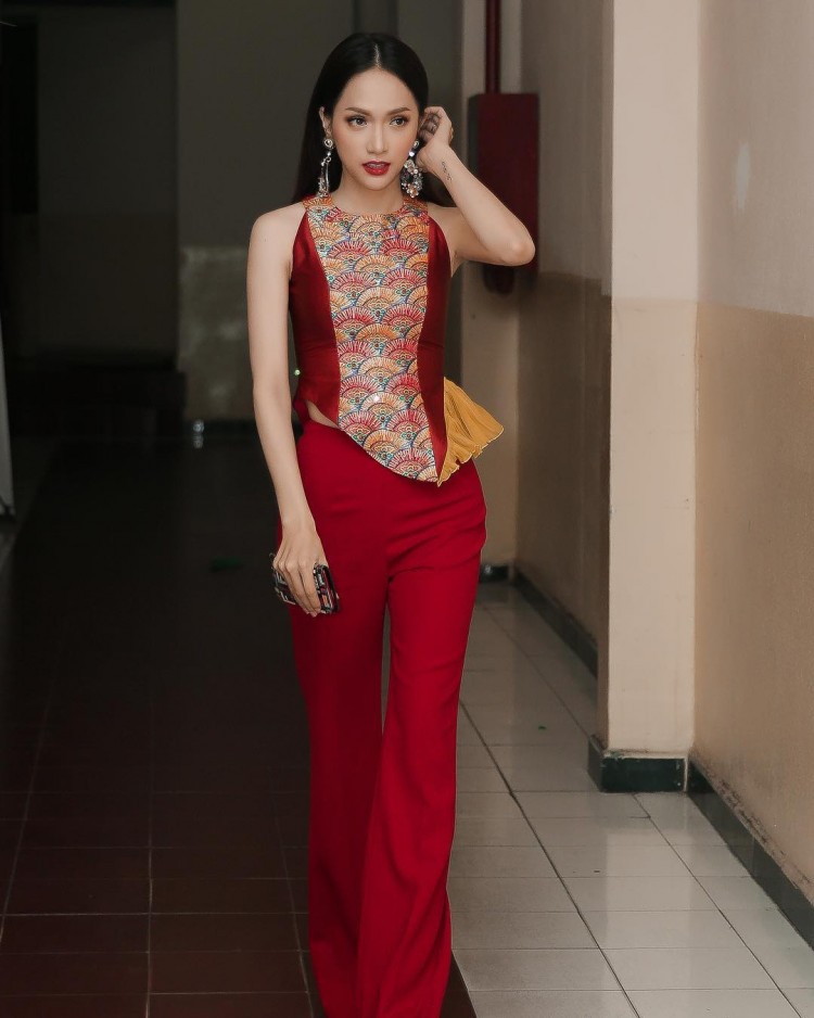 Điểm nhấn nằm ở chiếc áo được thiết kế tương tự chiếc áo yếm. Đặc biệt, họa tiết cách điệu trên áo vô cùng độc đáo gợi nhớ đến các họa tiết truyền thống Việt Nam.  