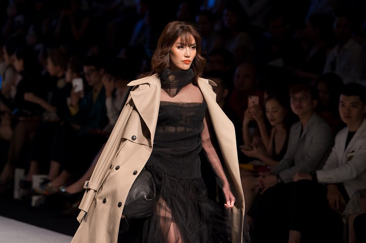 Tối 25/10, siêu mẫu Lan Khuê gây bất ngờ khi xuất hiện trên sàn catwalk tại Vietnam International Fashion Week (VIFW) 2018 Thu Đông trong bộ sưu tập của NTK Lâm Gia Khang.    