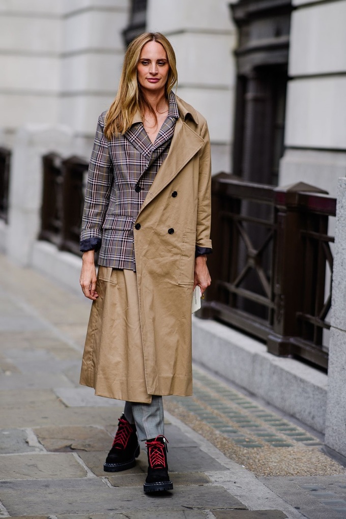 Một tín đồ gây ấn tượng khi diện áo khoác trench coat tái cấu trúc với một nửa là vest kẻ.  