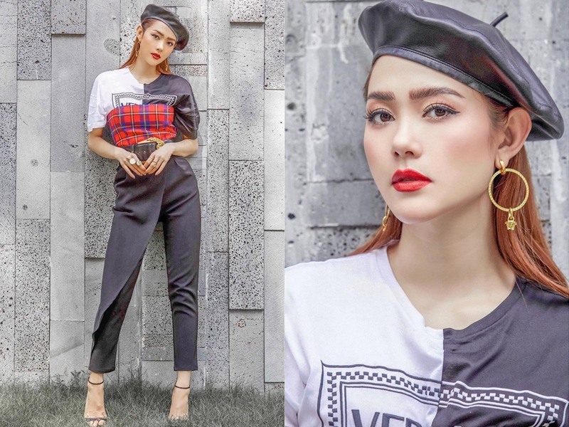 Minh Hằng không những ghi điểm với ngoại hình trẻ trung mà còn gây ấn tượng cùng set đồ “ăn gian” tuổi tác. Huấn luyện viên The Face Việt Nam 2018 mix áo phông Versace với quần cạp cao đi cùng thắt lưng to bản, đội mũ beret da và mang sandals cao gót tôn dáng.    