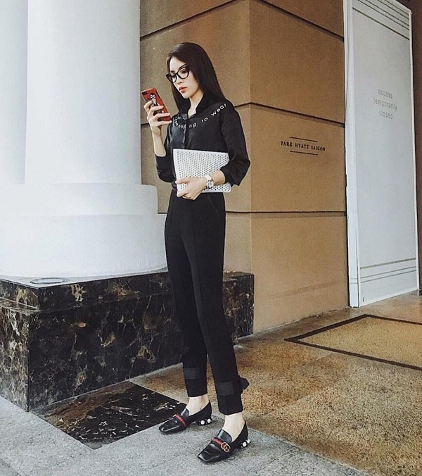  Không còn diện những Shbet999 com đăng nhập nhiều màu sắc sến sẩm, tủ đồ hàng ngày của Kỳ Duyên tràn ngập những items có tông màu trung tính và cơ bản như trắng, đen, xám.    