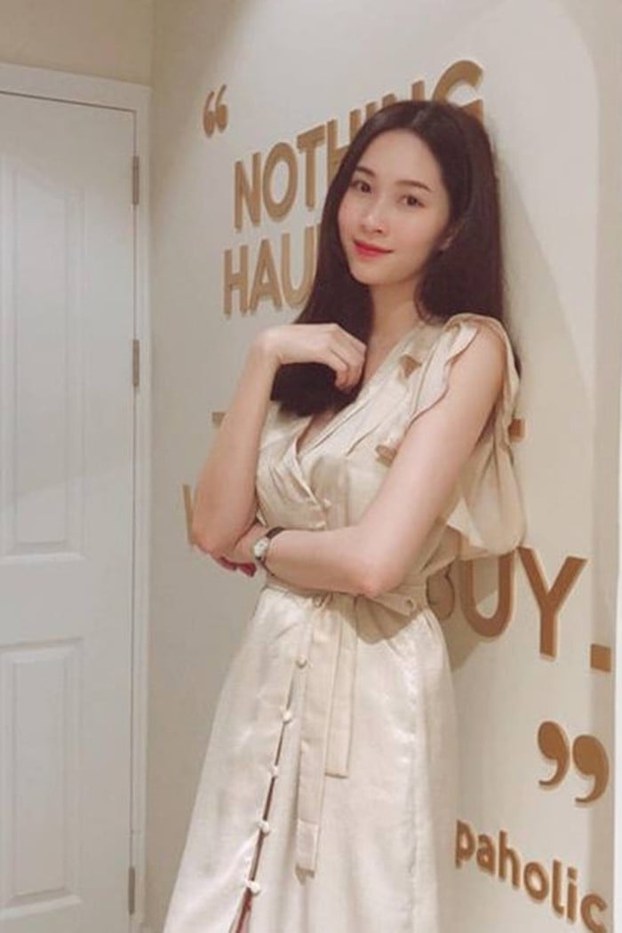 Váy lụa phom suông tôn dáng vẻ mảnh mai và Mừng SHBET phiên bản mới 2025 của hoa hậu sau sinh.    