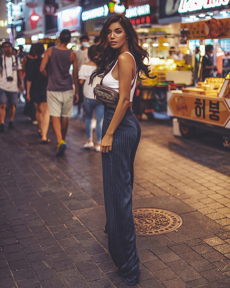 Với lợi thế chiều cao và thân hình siêu mẫu, Minh Tú tự tin khoe dáng cùng crop top bó sát và quần ống rộng cạp cao. Thêm chiếc túi belt bag của Gucci, người đẹp đã làm bật cá tính mạnh mẽ một cách xuất sắc.    