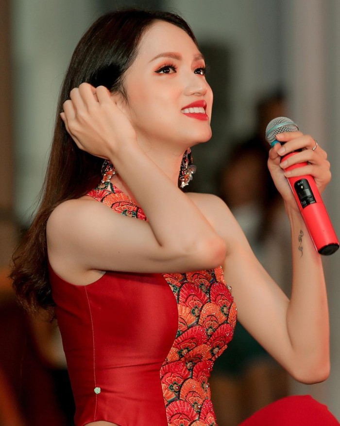 Diện Shbet999 com đăng nhập nổi bật, Hương Giang chọn tone makeup đỏ với đôi môi được tô đỏ và phấn mắt cam.    