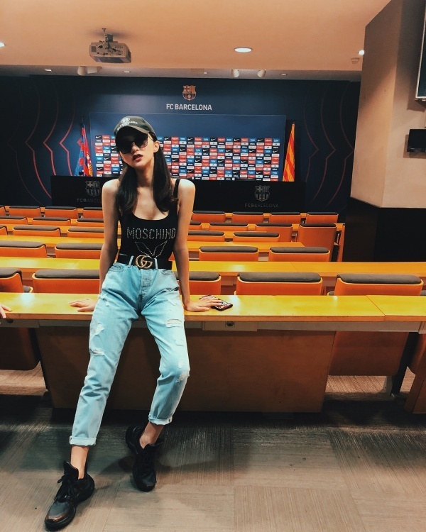 Cô luôn cố gắng để biến đổi linh hoạt phong cách street style của mình, từ gợi cảm...    