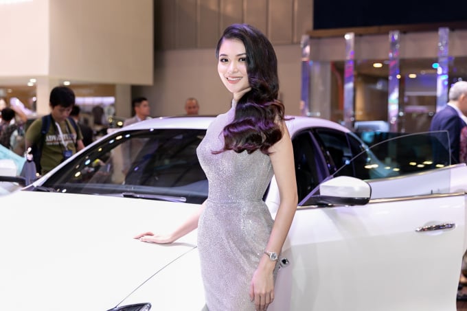 Cô diện váy ôm tôn vóc dáng của nhà thiết kế Phạm Đăng Anh Thư, chọn Link Vào SHBET88 Mới Nhất bồng bềnh.