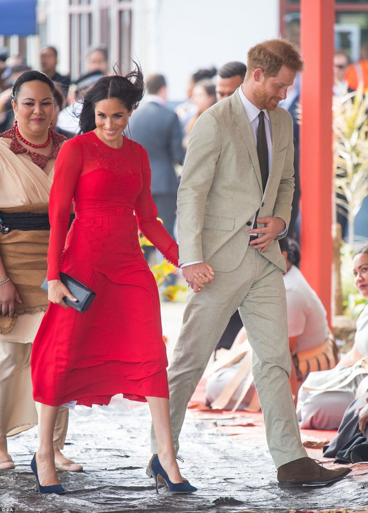 Với lỗi nhỏ này, Công nương Meghan, người nổi tiếng với gu thời trang tinh tế, có lẽ đã “mất điểm” một chút trong mắt người hâm mộ. 