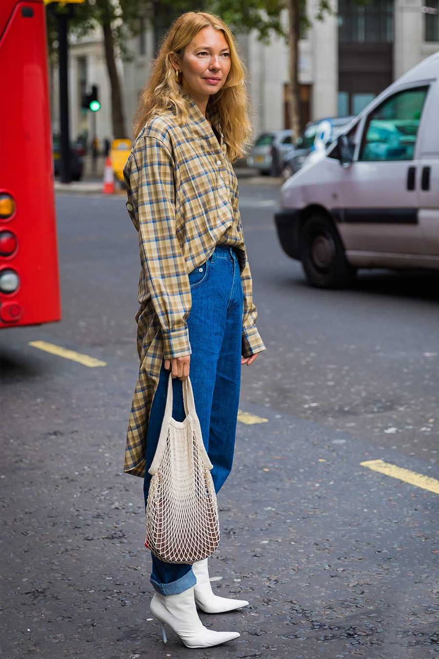 Không gì tuyệt vời hơn kết hợp áo flannel và quần jeans xanh. Để tạo điểm nhấn, bạn có thể diện thêm đôi giày boots da hay hoa tai statement cá tính.    