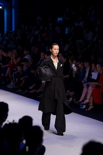 Là người mở màn cho VIFW Thu Đông năm nay, Lâm Gia Khang đã không làm khán giả và những người yêu mến anh phải thất vọng.   