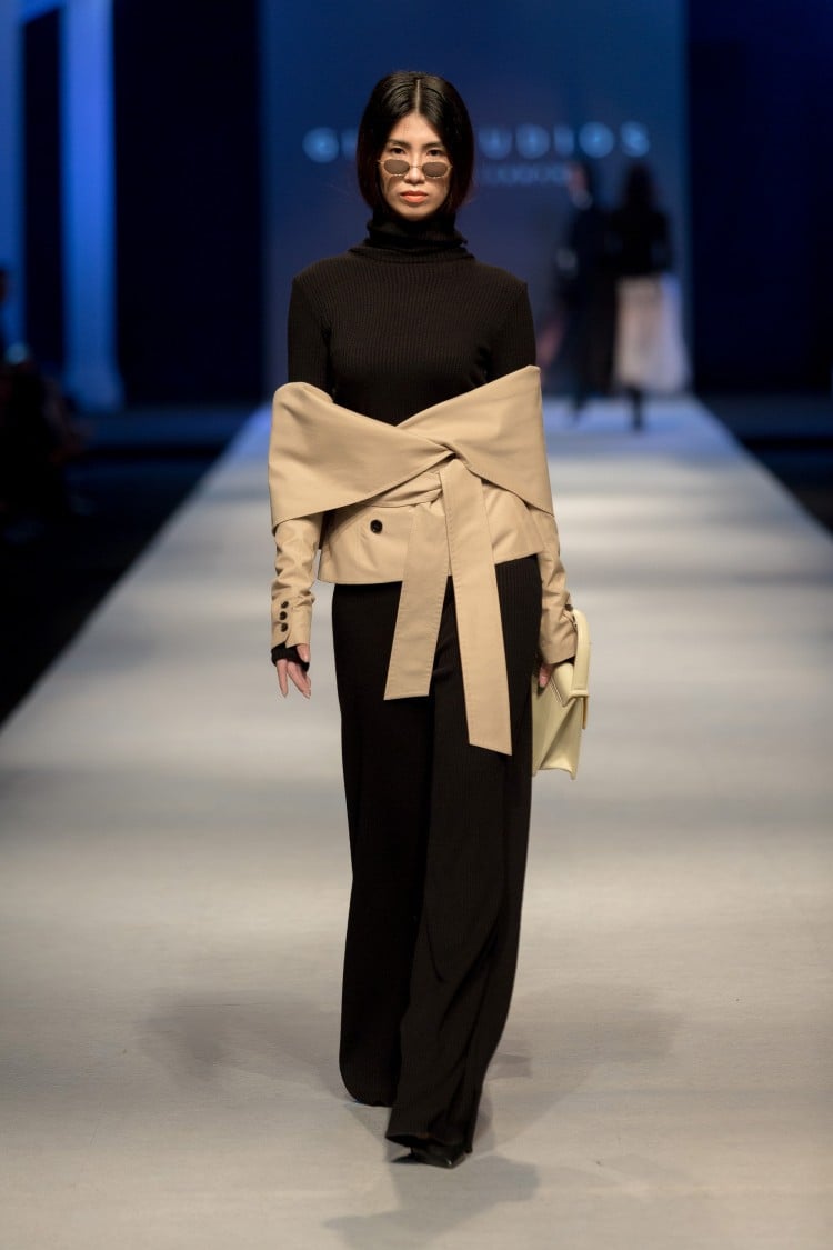 Á quân Project Runway đã biến sàn diễn VIFW thành con phố cổ Hà Nội mùa thu, với lá vàng, với không khí se lạnh.   