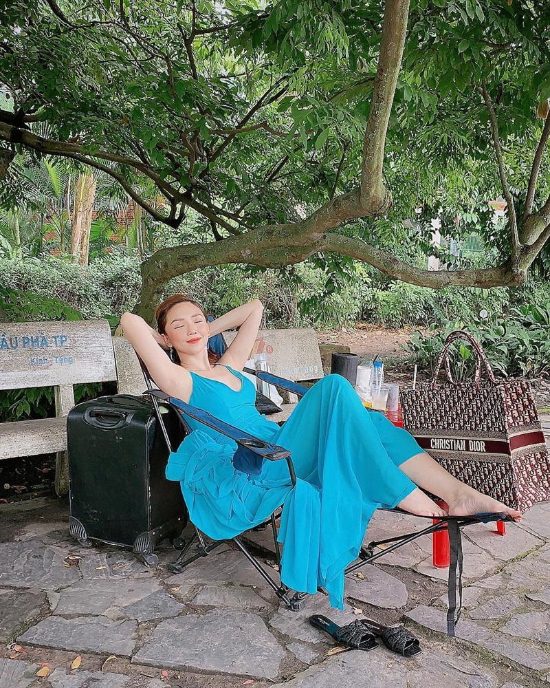 Trong khi đó, Tóc Tiên gợi cảm với váy hai dây gam màu xanh nổi bật. Người đẹp thả dáng thư thái và không quên khoe khéo chiếc túi Dior big size đắt đỏ.    