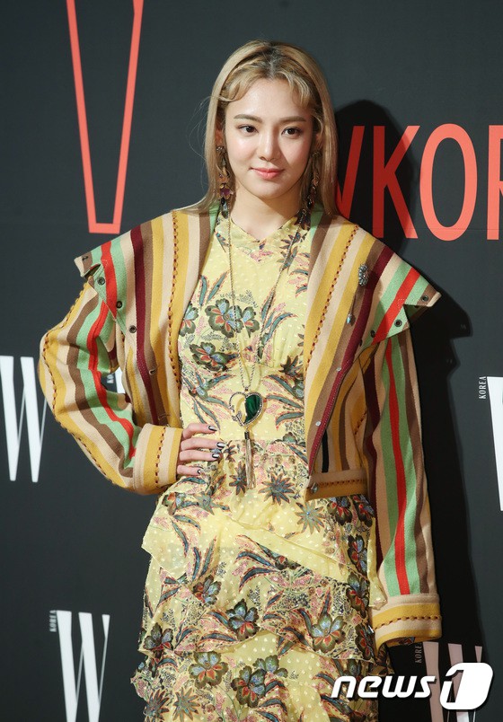 Hyoyeon (SNSD) cũng không kém phần luộm thuộm với bộ đầm tầng vàng    