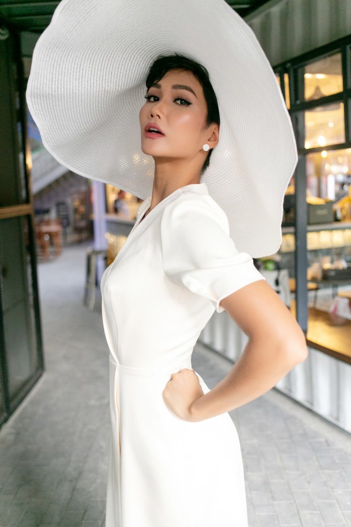 Đặc biệt, outfit này sẽ không nổi bật đến thế nếu thiếu đi chiếc nón trắng rộng vành mà cô đang sử dụng.    