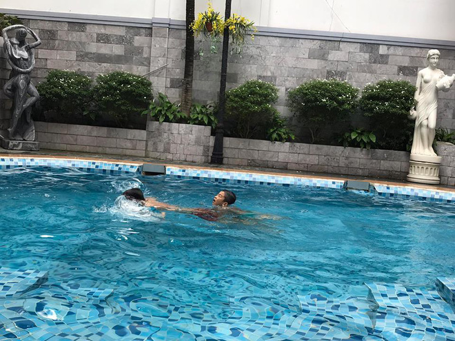 Trong khuôn viên căn biệt thự là một hồ bơi rất lớn, được trang trí xung quanh bằng những pho tượng đẹp mắt.    