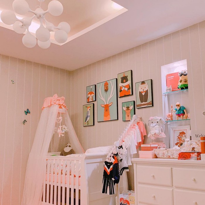 Căn phòng ngập trong sắc hồng vô cùng ngọt ngào, dễ thương.
