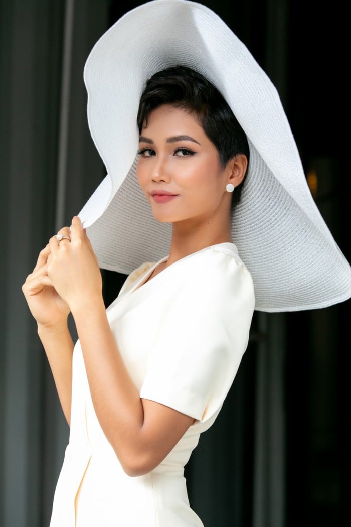 Hoa hậu H'Hen Niê khiến người hâm mộ không thể dời mắt trước nét sang trọng, thanh tao của mình.