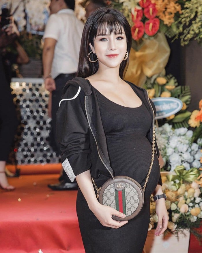 Được biết, hiện Diệp Lâm Anh đang ở những tuần thứ 39 của thai kỳ. Cô nàng cũng thường xuyên khoe những khoảng khắc mang bầu trên trang cá nhân của mình. Nhiều người nói rằng, Diệp Lâm Anh chắc chắn là bà bầu xinh đẹp nhất Vbiz, mặc dù mang bầu nhưng những đường nét trên mặt vẫn vô cùng xinh xắn.    
